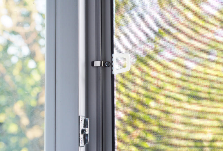 Moskitiery w oknach